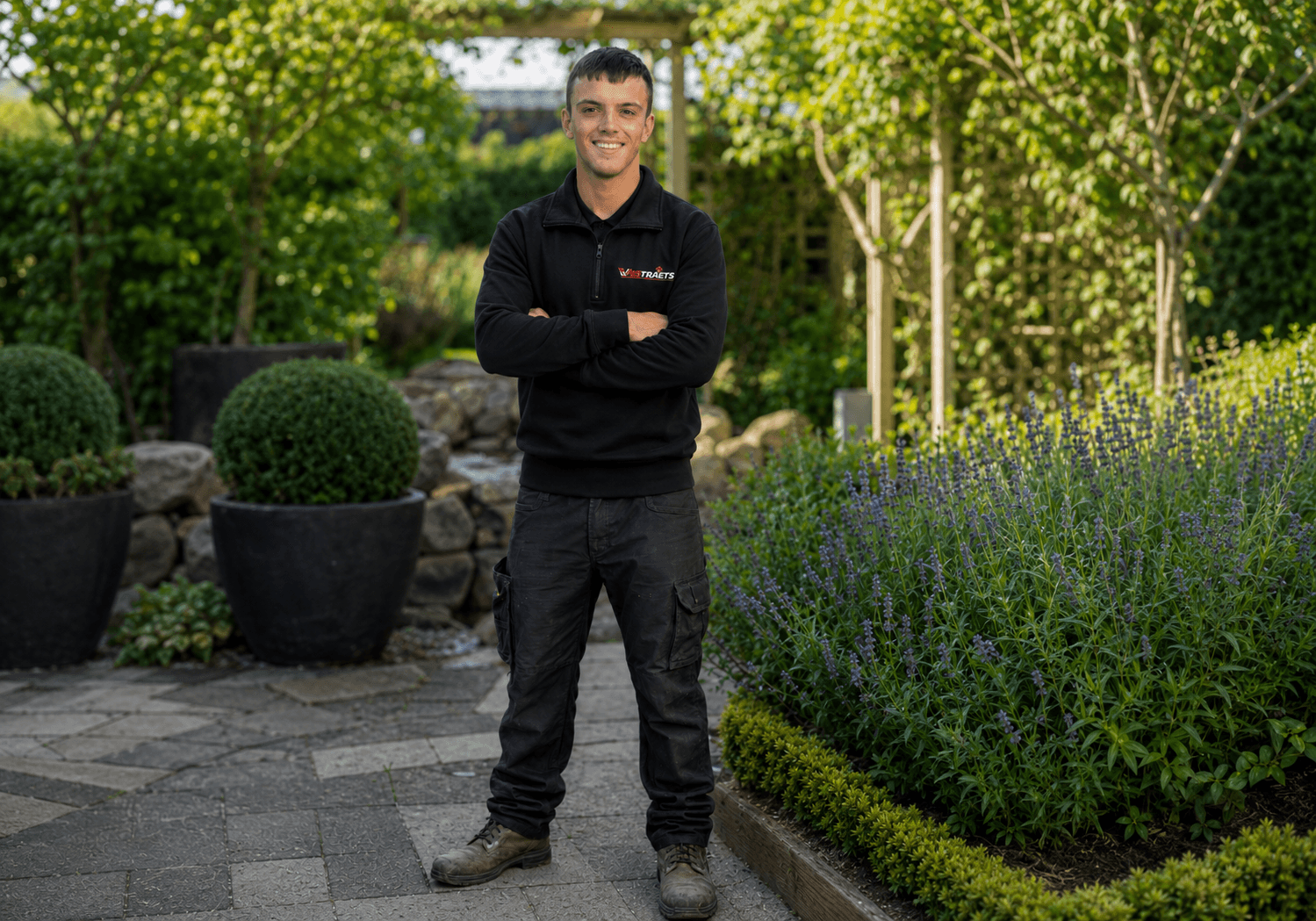 Erben, tuinarchitect uit Perk, aan het werk in een tuin